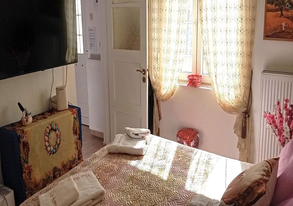Bedroom, internet, towels, wardrobe