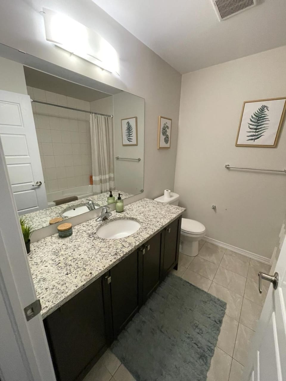 Stunning Three Bedroom Townhouse Niagara Falls Apartment in Niagara Falls