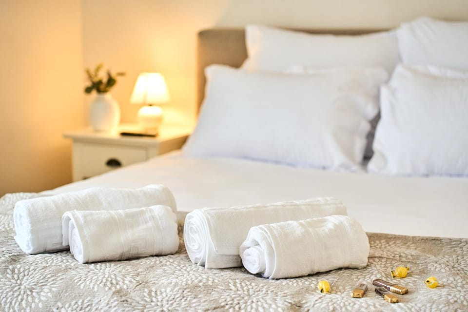 Bed, Photo of the whole room, Bedroom, towels