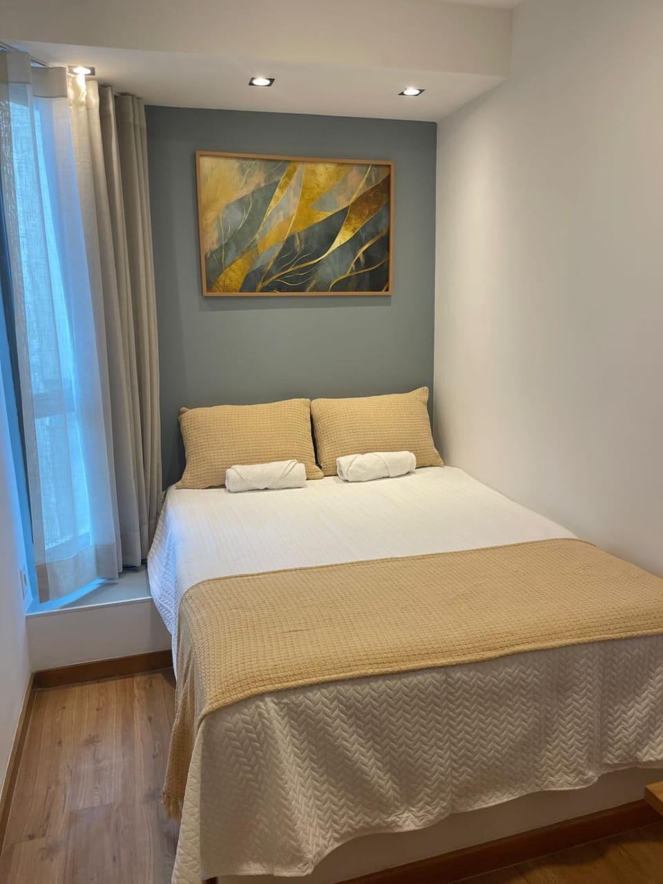 Photo of the whole room, Bedroom
