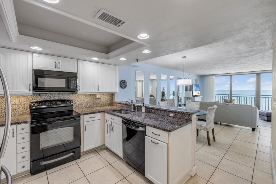 New Listing! Dog-friendly direct oceanfront with private balcony and heated rooftop pool House in Edgewater