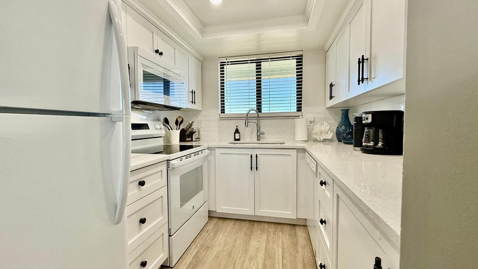 Top-floor ocean view condo with a private balcony and beachfront pool House in New Smyrna Beach