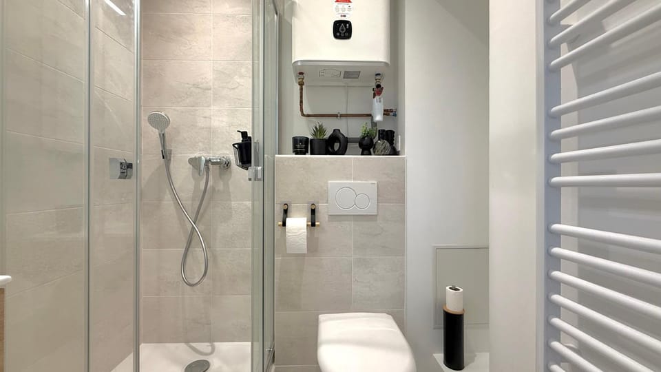 Shower, Toilet, Bathroom, heating, internet, towels