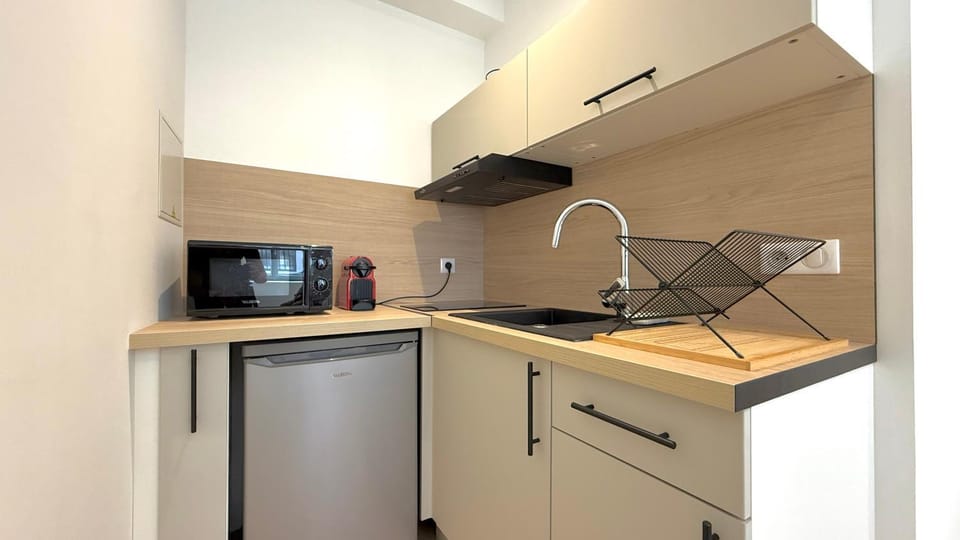 Coffee/tea facilities, heating, internet, microwave, stove, kitchen