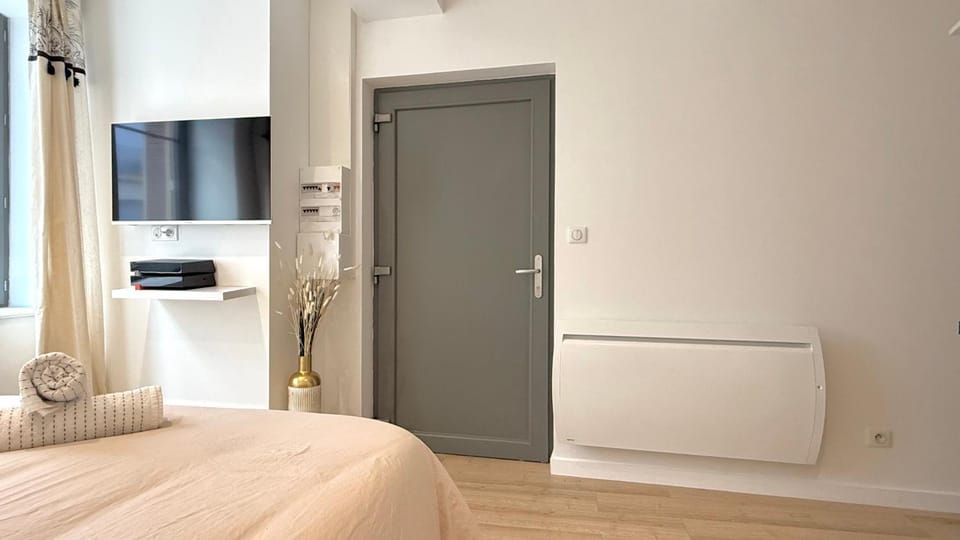 Bed, TV and multimedia, Photo of the whole room, heating, internet, towels