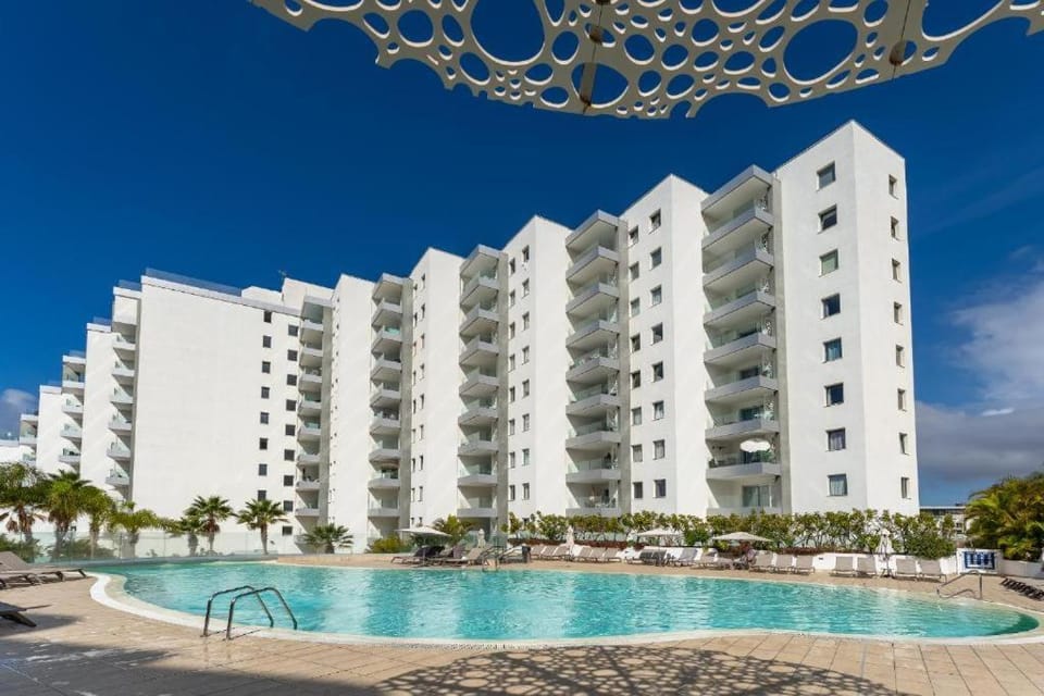 Property building, Communal lounge/ TV room, Day, Pool view, Swimming pool, sunbed