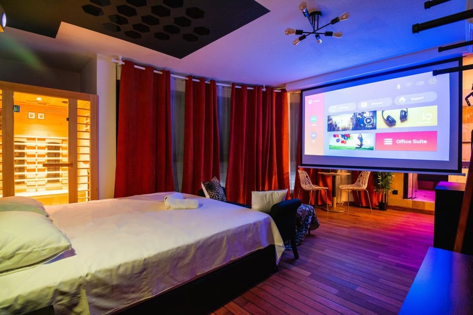 Bed, TV and multimedia, Bedroom