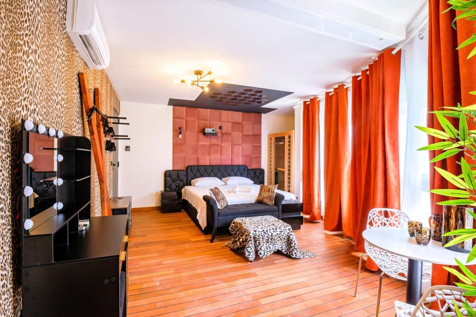 Photo of the whole room, Seating area, Bedroom