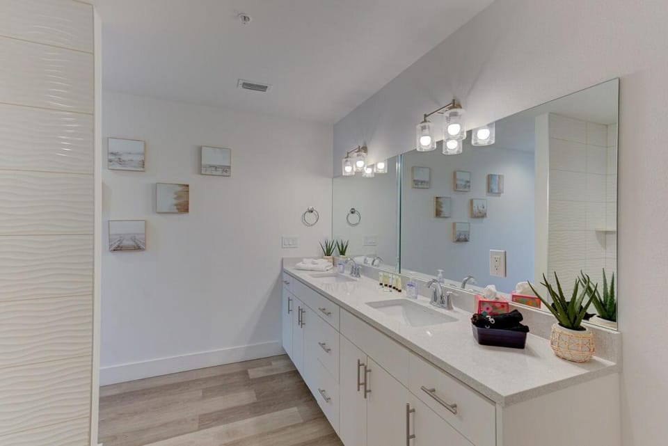 Boho Condo 3-3 Heated pool Apartment in Redington Beach