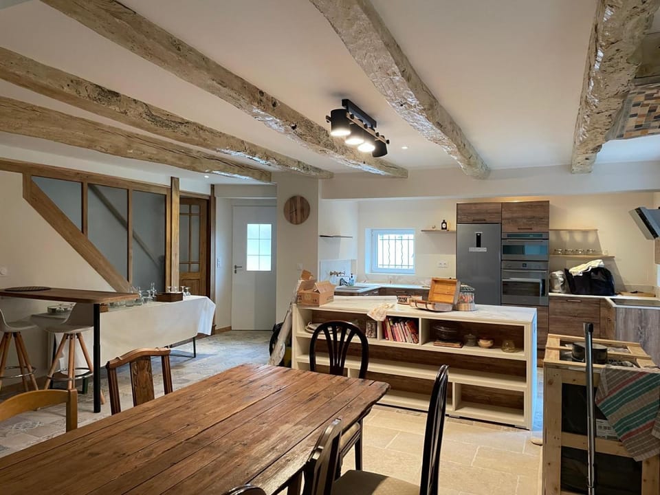 Kitchen or kitchenette, Living room, Dining area, oven, pet friendly, stove