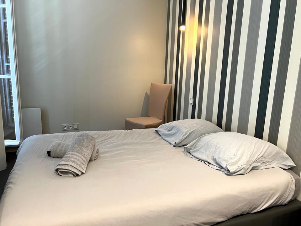 Bed, Photo of the whole room, Bedroom, towels