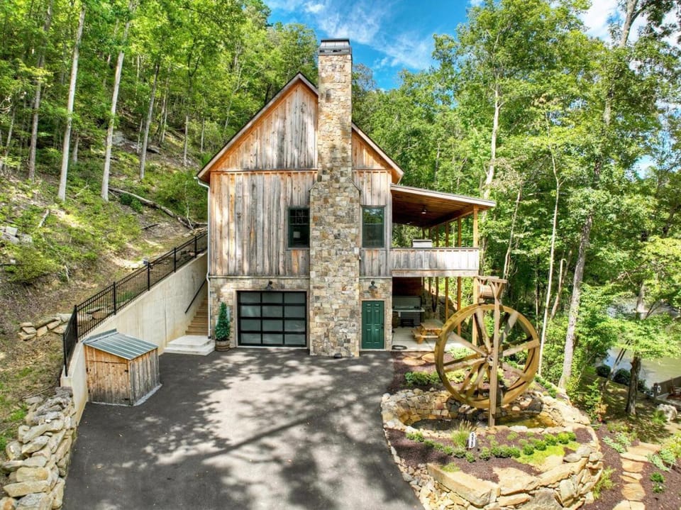 Waterwheel on the Cartecay House in East Ellijay