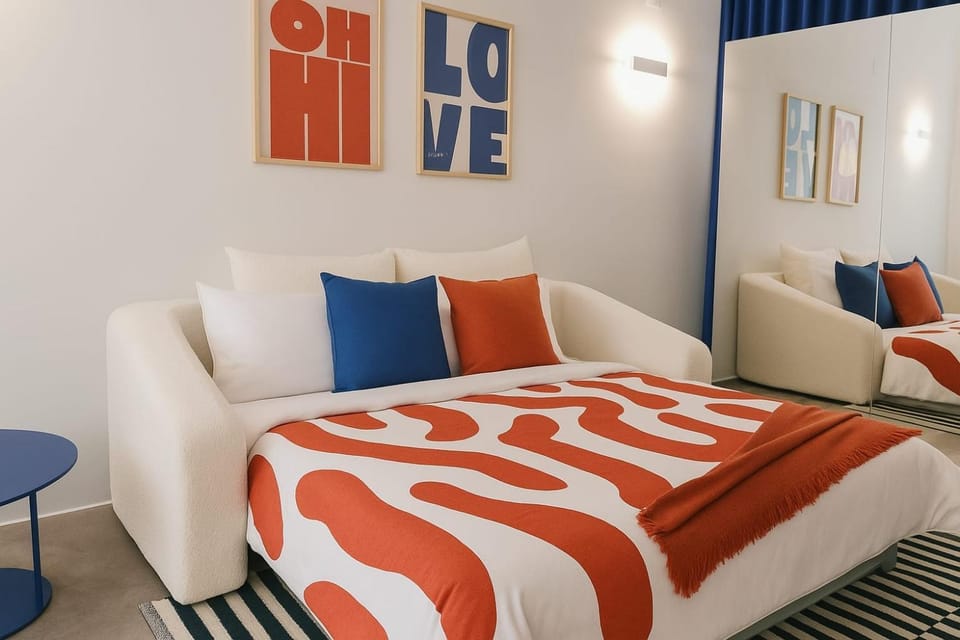 Bed, Living room, Photo of the whole room