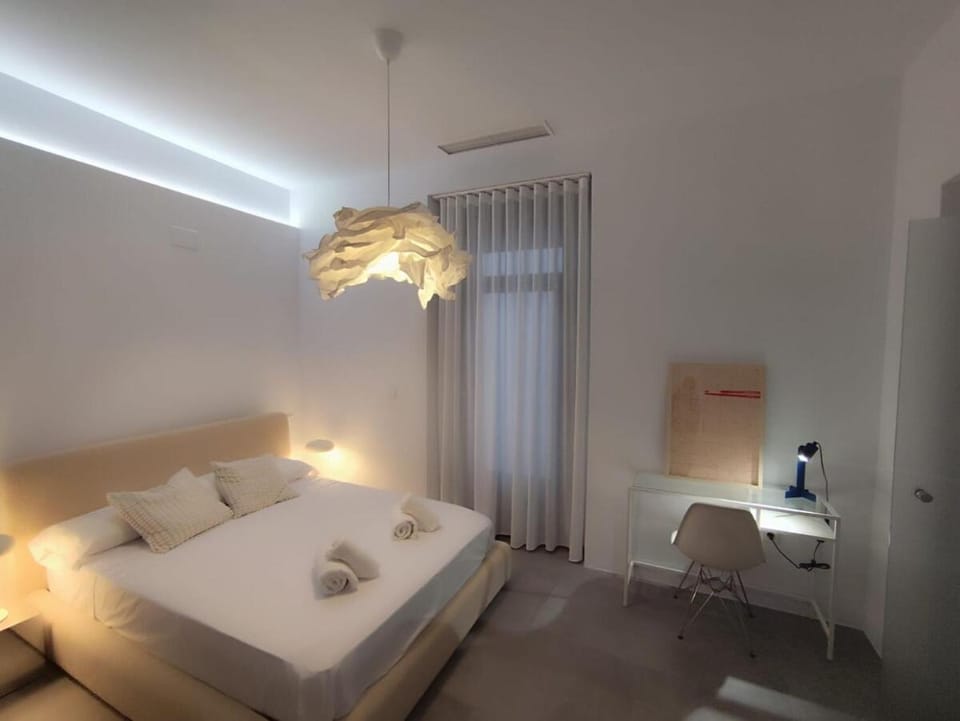 Photo of the whole room, Bedroom, towels