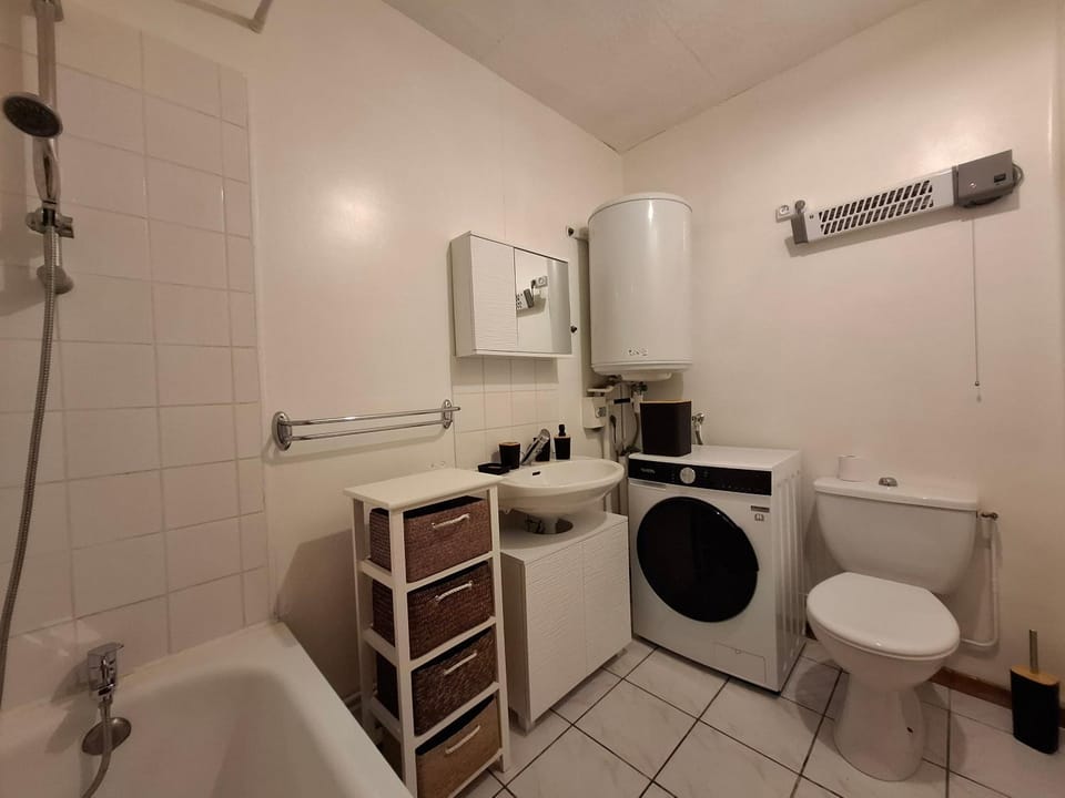 Shower, Toilet, Bathroom, Bath, washing machine, dryer