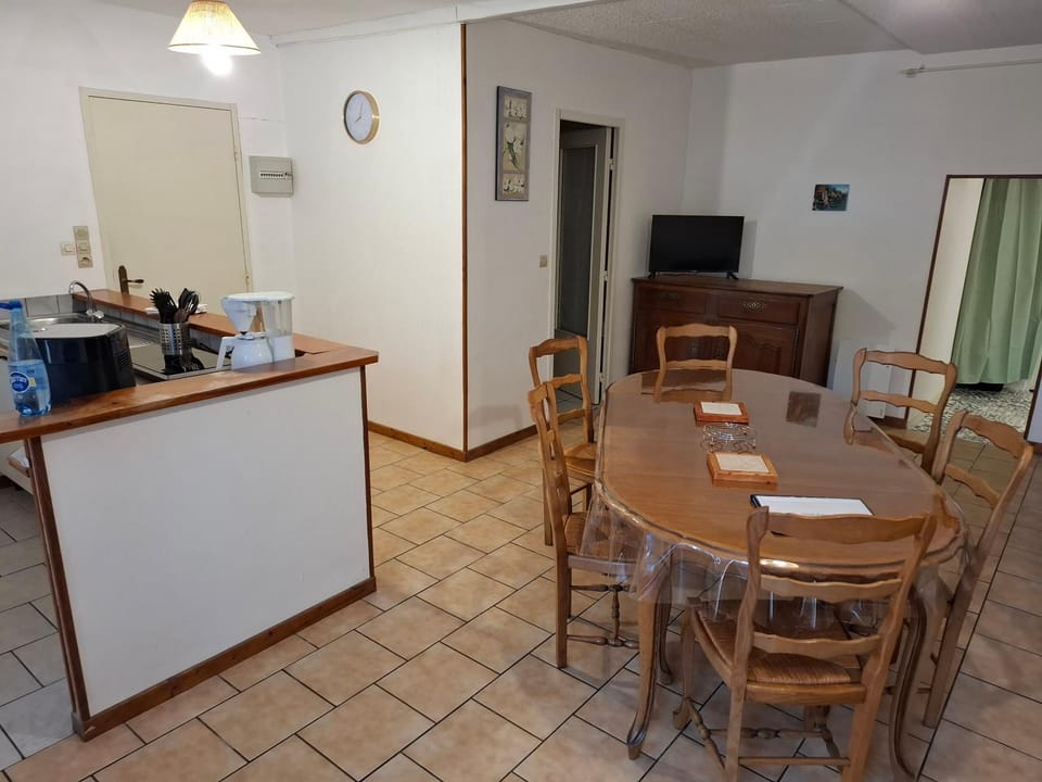 TV and multimedia, Kitchen or kitchenette, Living room, Seating area, Dining area