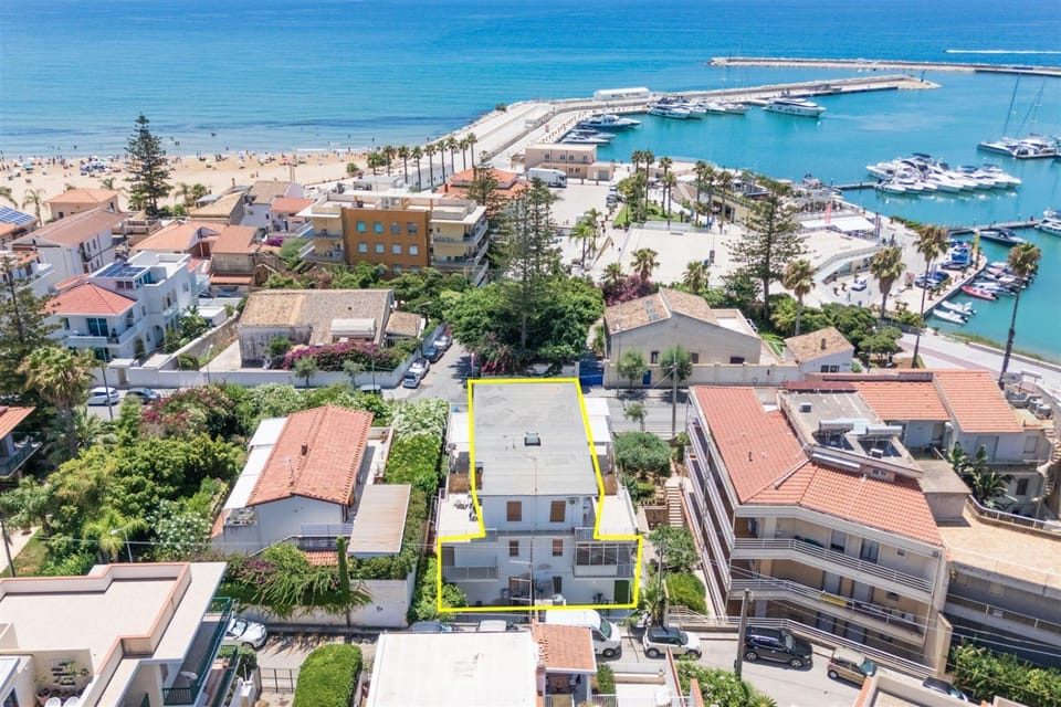 Property building, Nearby landmark, Day, Neighbourhood, Natural landscape, Bird's eye view, Beach, Beach, City view, Sea view, Street view, Location, Parking