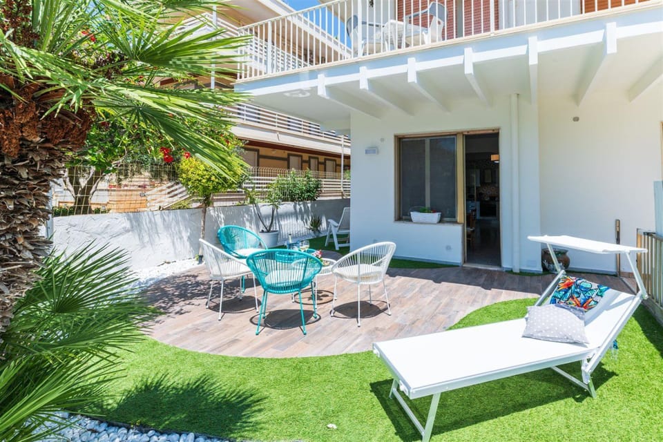 Property building, Spring, Day, Garden, View (from property/room), Balcony/Terrace, Dining area, Garden view, sunbed