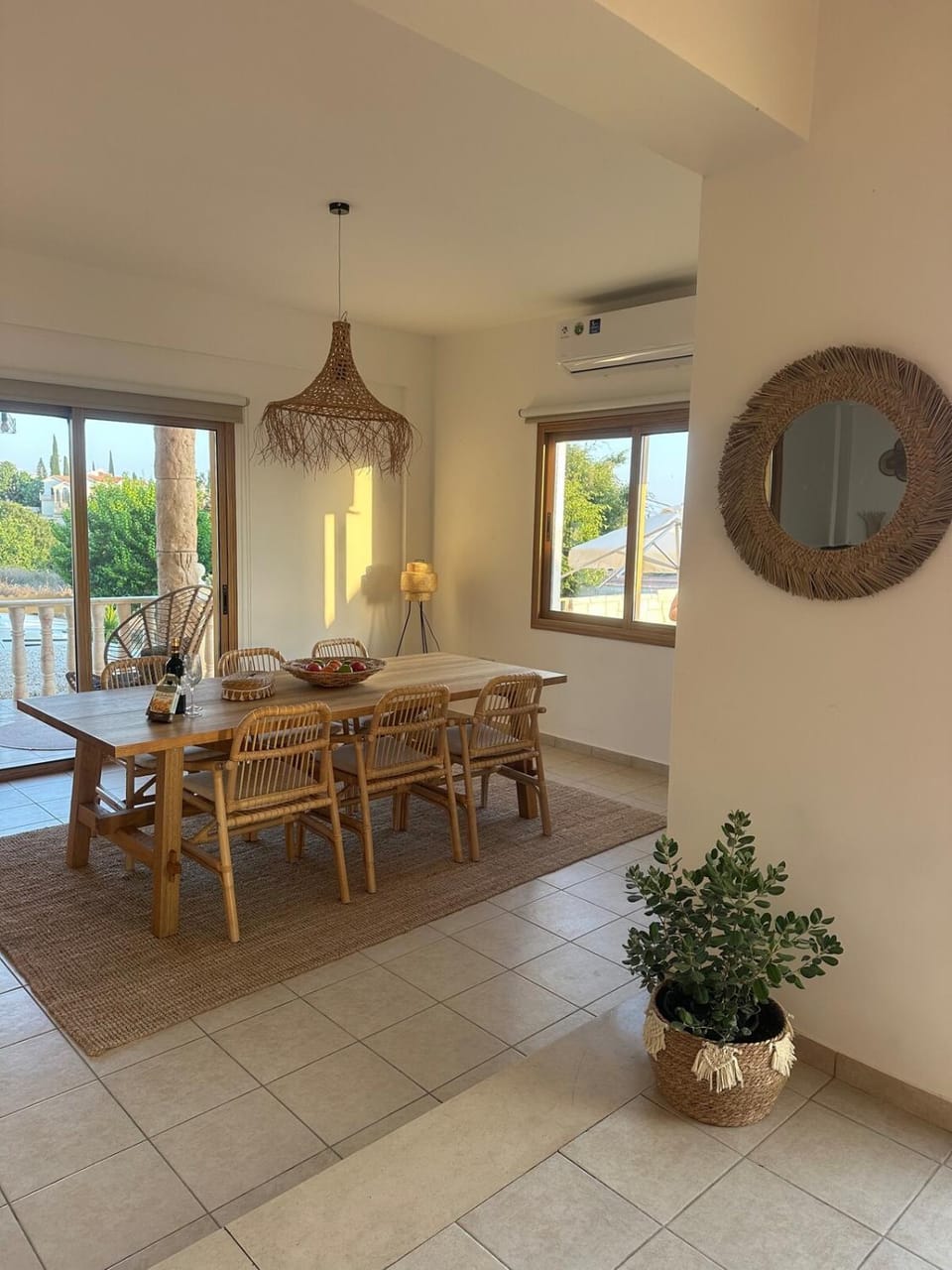 Seating area, Dining area
