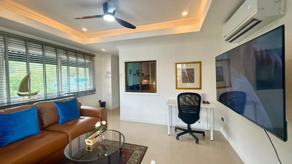 Palace - Spacious 1 bedroom Condo with shared Renovated Large Pool House in Patong