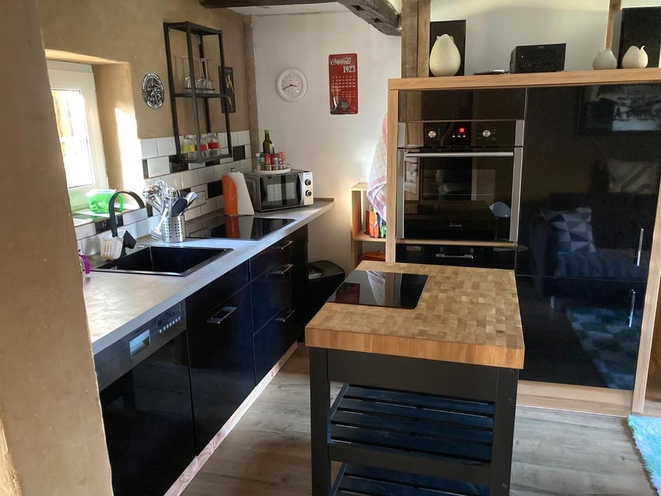 Coffee/tea facilities, Kitchen or kitchenette, dishwasher, oven, stove
