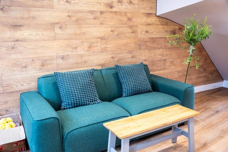 Chic 2BR Herne Hill Flat - 10 Mins on Train to Central London! Apartment in London Borough of Southwark