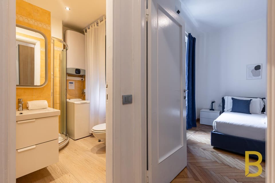 Shower, Toilet, Bed, Bathroom, Photo of the whole room, Bedroom, towels