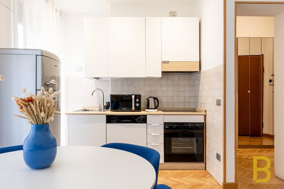 Coffee/tea facilities, Kitchen or kitchenette, Seating area, Dining area, oven, stove