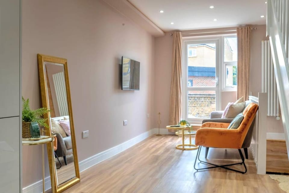 Opulent 2BR Herne Hill Flat - 1 Min From Train to Central London! Apartment in London Borough of Southwark