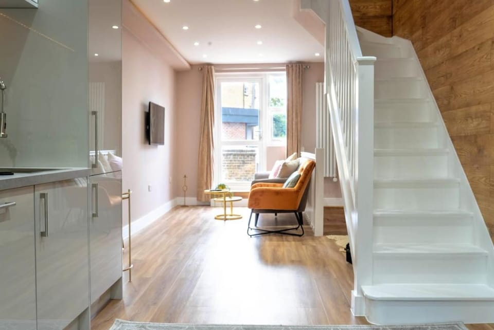 Opulent 2BR Herne Hill Flat - 1 Min From Train to Central London! Apartment in London Borough of Southwark