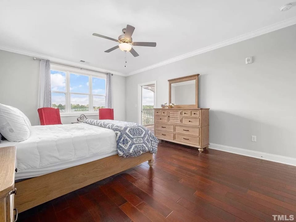 Bedroom, Lake view