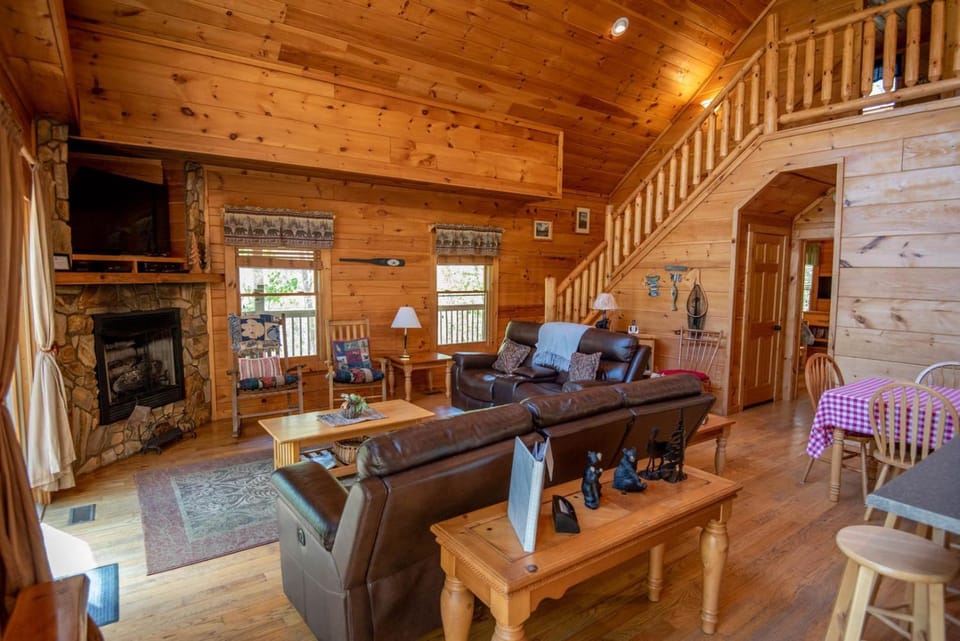 New River Front Log Cabin- 30 Mins to Skiing, Fire Pit, Dogs OK Cabin in Watauga