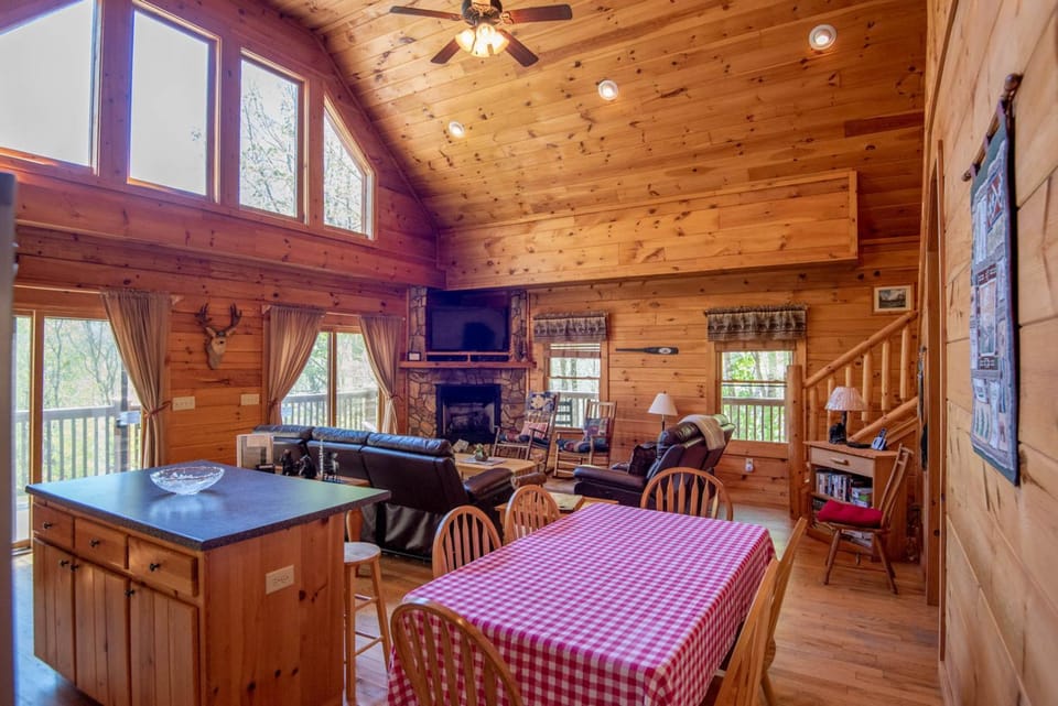 New River Front Log Cabin- 30 Mins to Skiing, Fire Pit, Dogs OK Cabin in Watauga