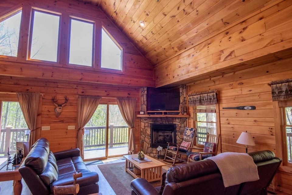 New River Front Log Cabin- 30 Mins to Skiing, Fire Pit, Dogs OK Cabin in Watauga