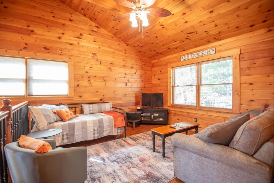 West Jefferson Cabin- Hot Tub, Fireplace, Sleeps 7 Cabin in North Carolina