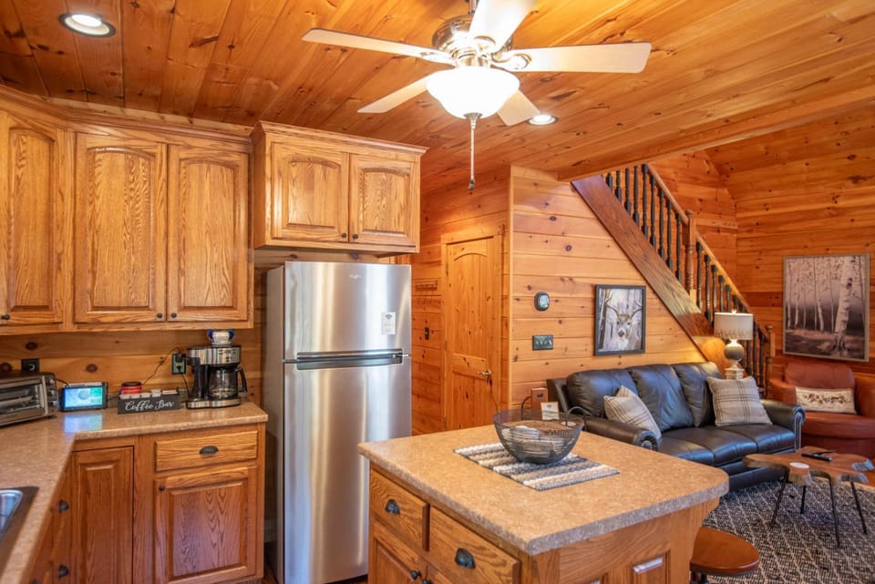 West Jefferson Cabin- Hot Tub, Fireplace, Sleeps 7 Cabin in North Carolina