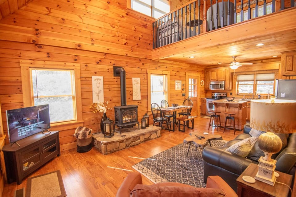 West Jefferson Cabin- Hot Tub, Fireplace, Sleeps 7 Cabin in North Carolina