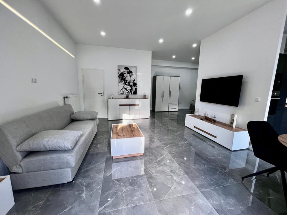 TV and multimedia, Living room, Seating area, Evening entertainment