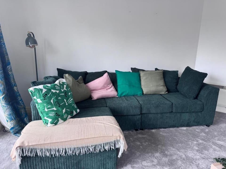 3BR Exeter Central -PARKING- walk everywhere Apartment in Exeter