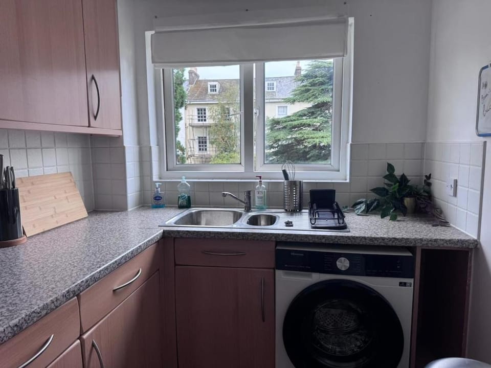 3BR Exeter Central -PARKING- walk everywhere Apartment in Exeter