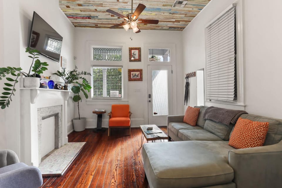 Heart of MidCity Front Porch 3bd 2 bath Streetcar House in New Orleans
