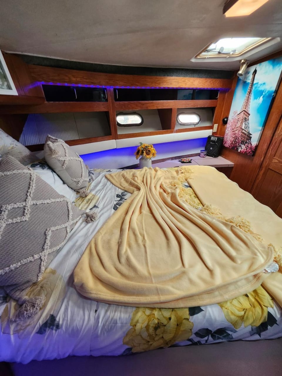 2 Bedroom Yacht Rental Docked boat in Providence