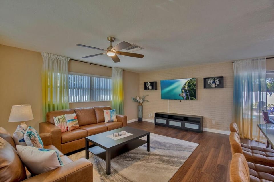 Sunny Escape-Heated Pool House in Seminole