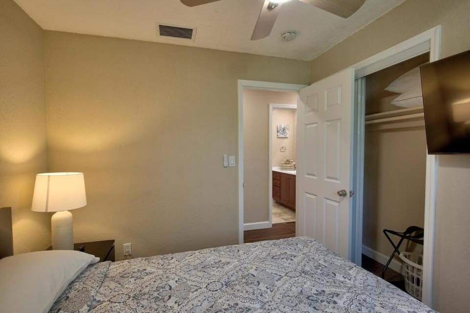 Sunny Escape-Heated Pool House in Seminole