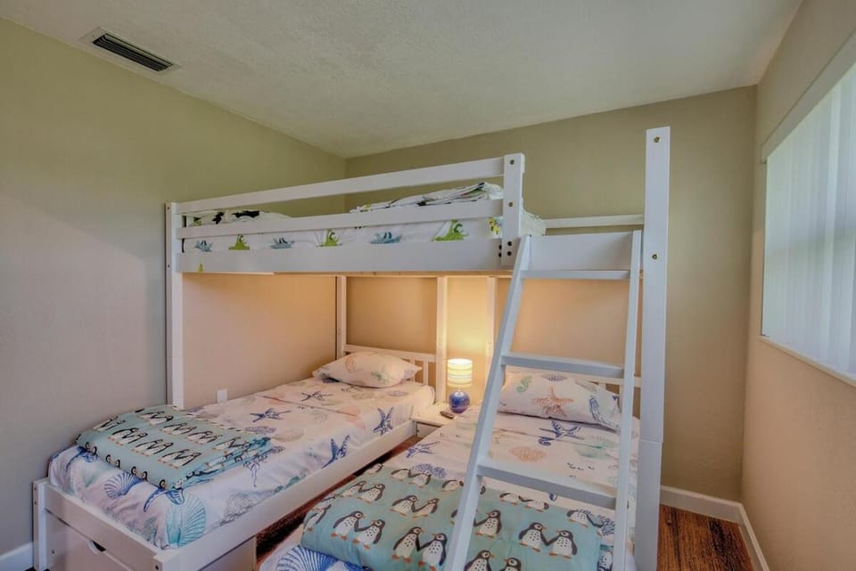Sunny Escape-Heated Pool House in Seminole