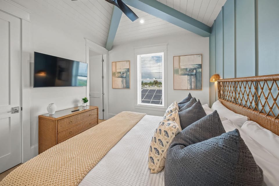 Brand-New Luxury Rental with Pool Spa Rooftop House in Bradenton Beach