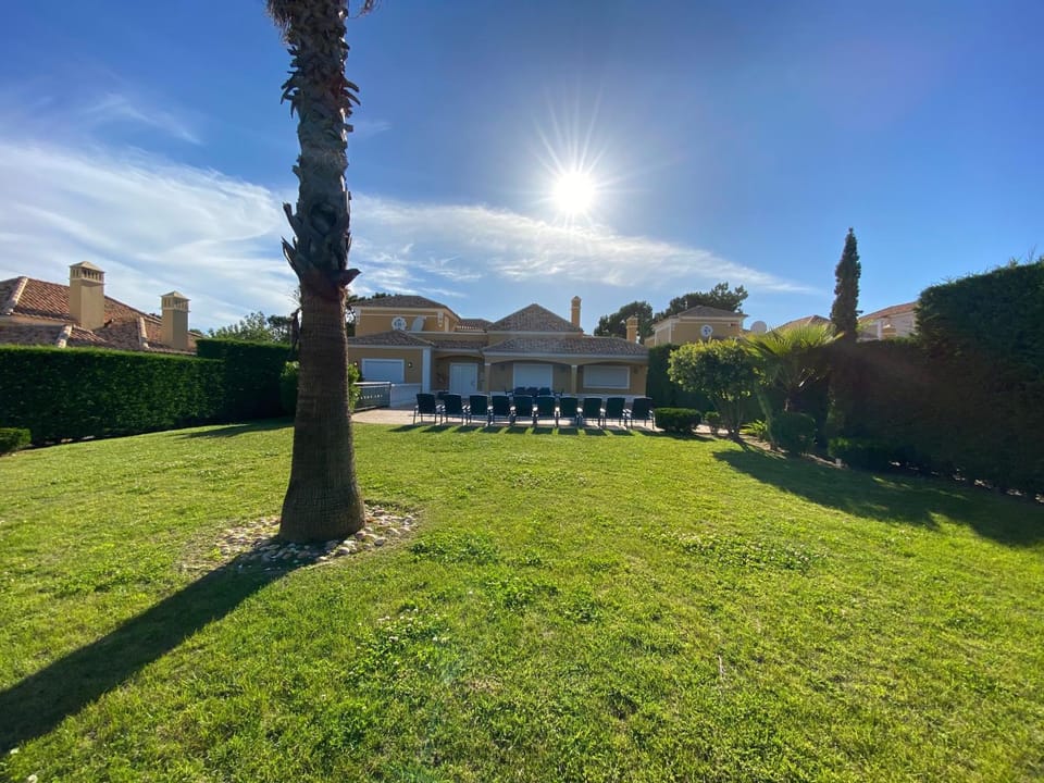 Property building, Garden, Balcony/Terrace