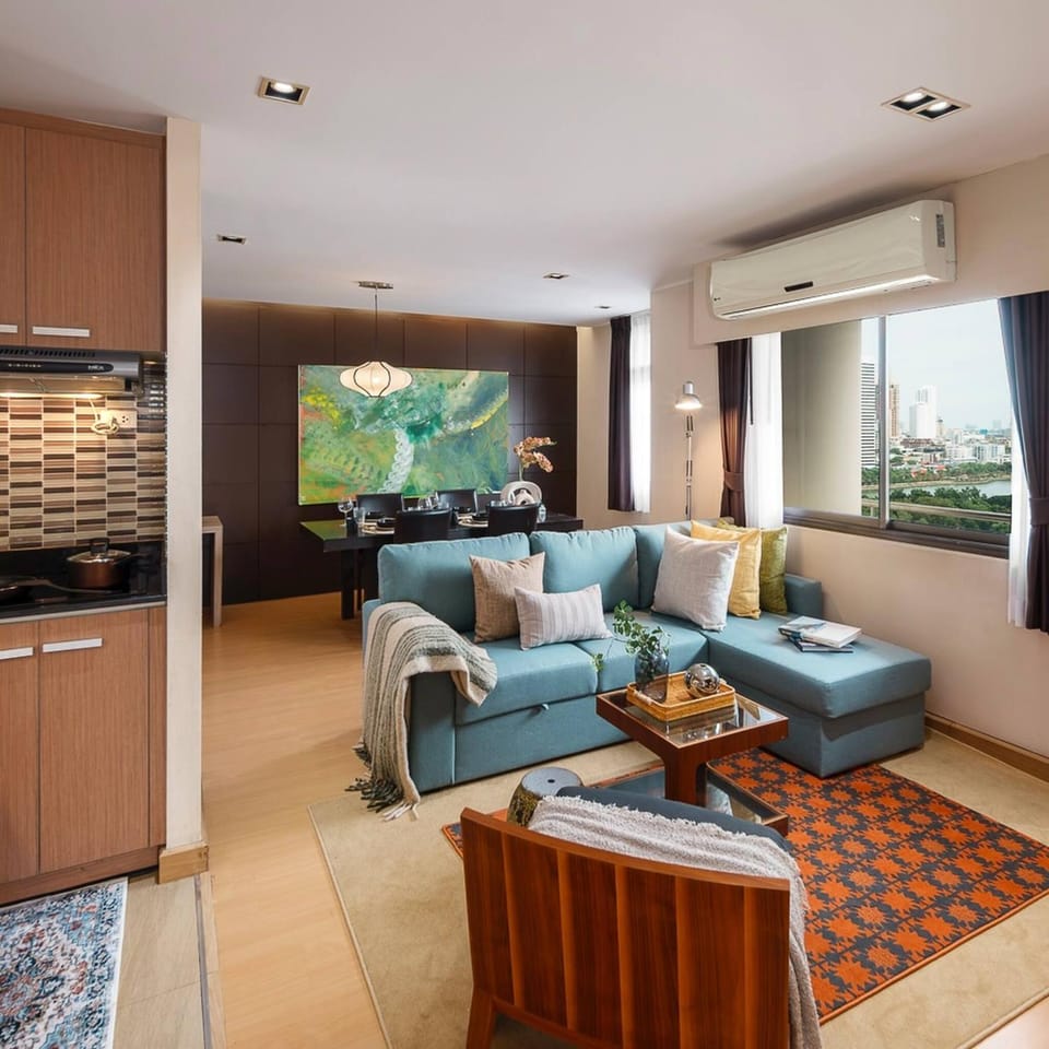 View (from property/room), Living room, Seating area, City view, Landmark view, Family