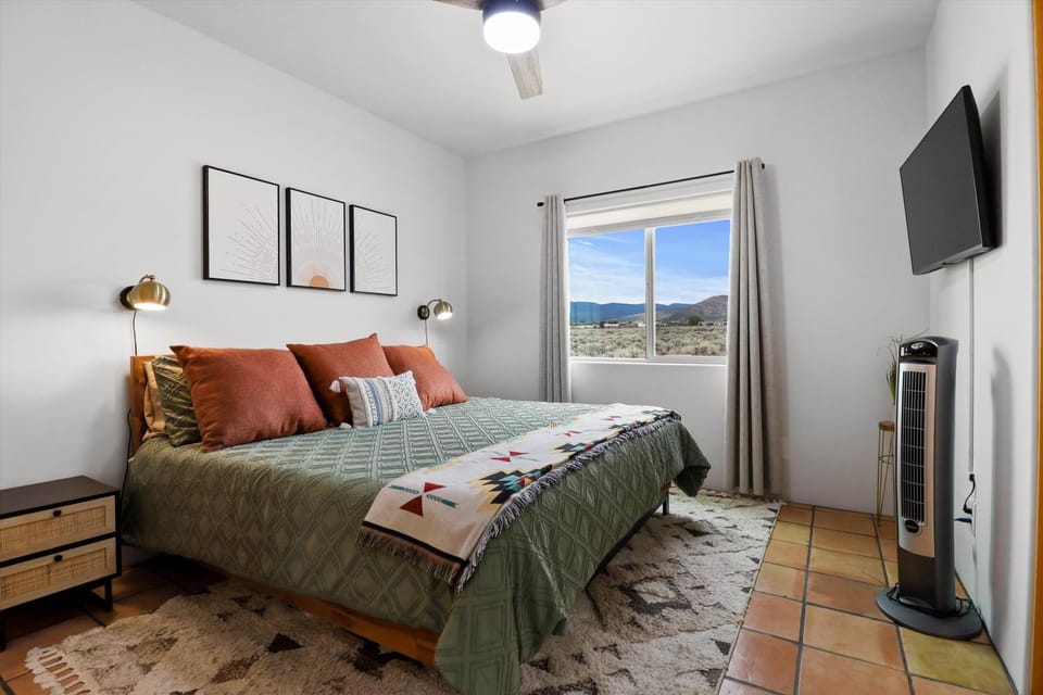 Bed, TV and multimedia, Bedroom