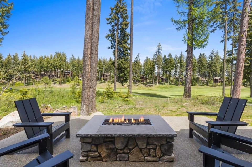 Lucky Elk Lodge in Suncadia- Fairway View, Hot Tub BBQ, Firepit, Game Room, Chefs Kitchen, Hi-speed Wi-Fi House in Kittitas County